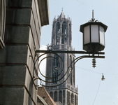 821579 Afbeelding van een lantaarn aan de voorgevel van het Stadhuis (Stadhuisbrug) te Utrecht, met op de achtergrond ...